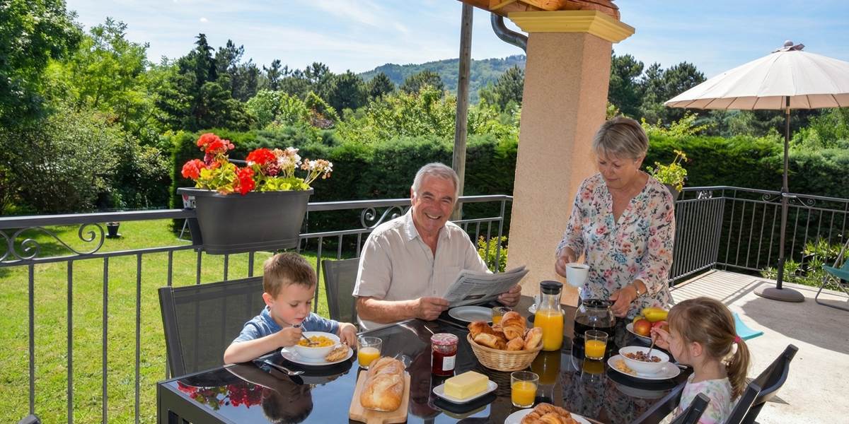 ombrebleuedufiguier-gîte-cerisiers-terrasse-petit déjeuner
