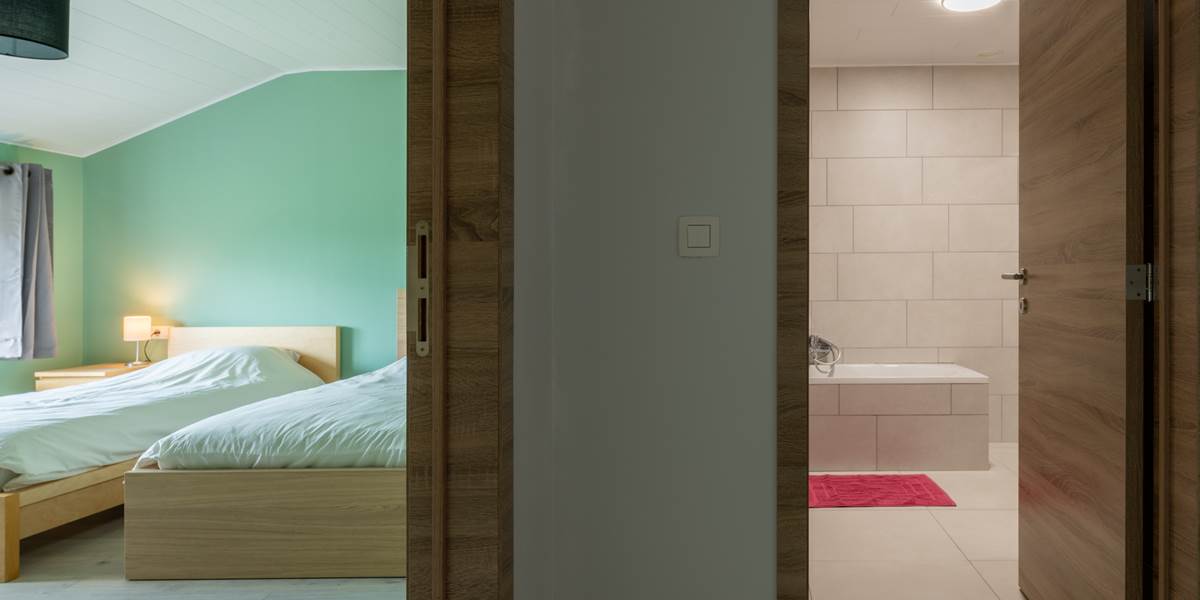 Chambre 2 lits et salle de bain avec baignoire