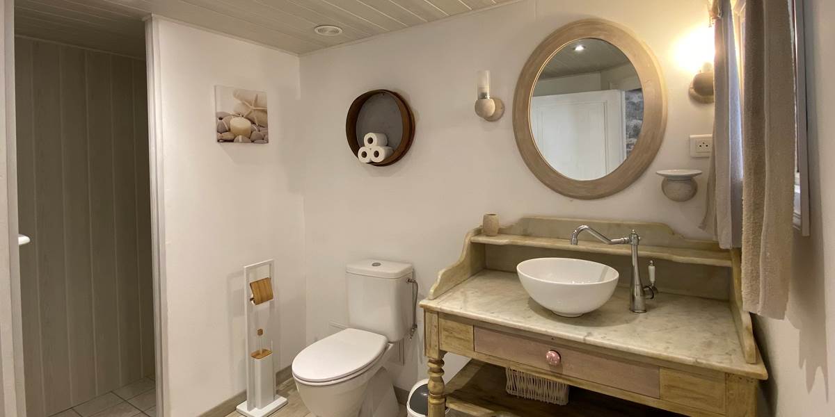 Salle d'eau et toilettes