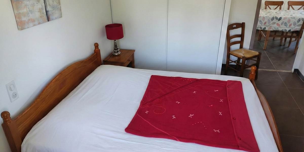 ombrebleuedufiguier-gîte-cerisiers-chambre parentale 2