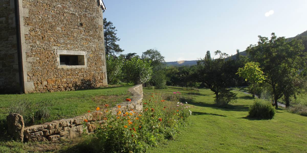 Gîte "Côté Donjon" et son ouverture horizontale permettant une vue panoramique depuis les éléments de travail équipant la cuisine