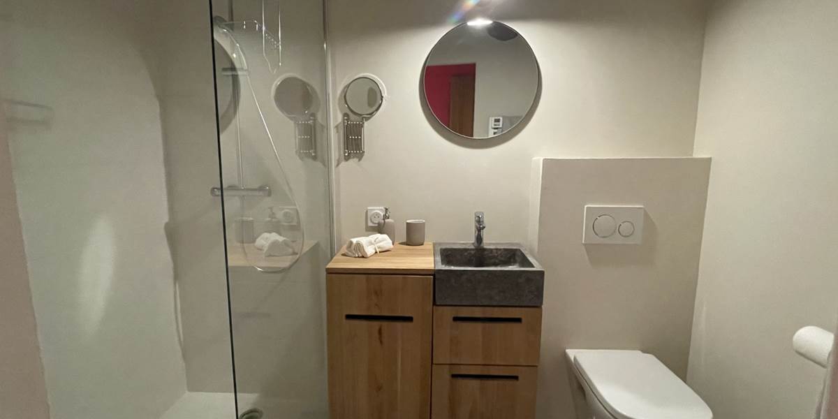 SALLE DE BAIN CHAMBRE ROSE vue ensemble MI