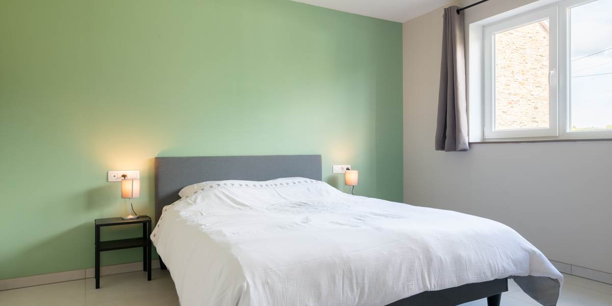 Chambre 4, au rez-de-chaussée en façade, accessible PMR, lit 2 personnes.