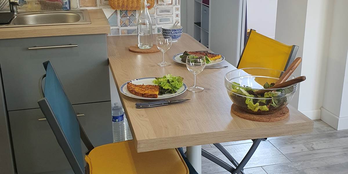 Espace repas qui peut se compléter avec la table supplémentaire ((+3 places)