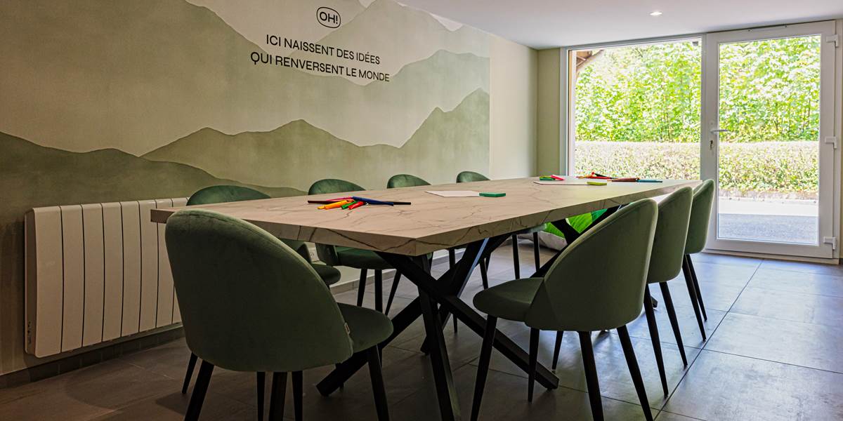 Salle de réunion inspirante et équipée d'un écran TV