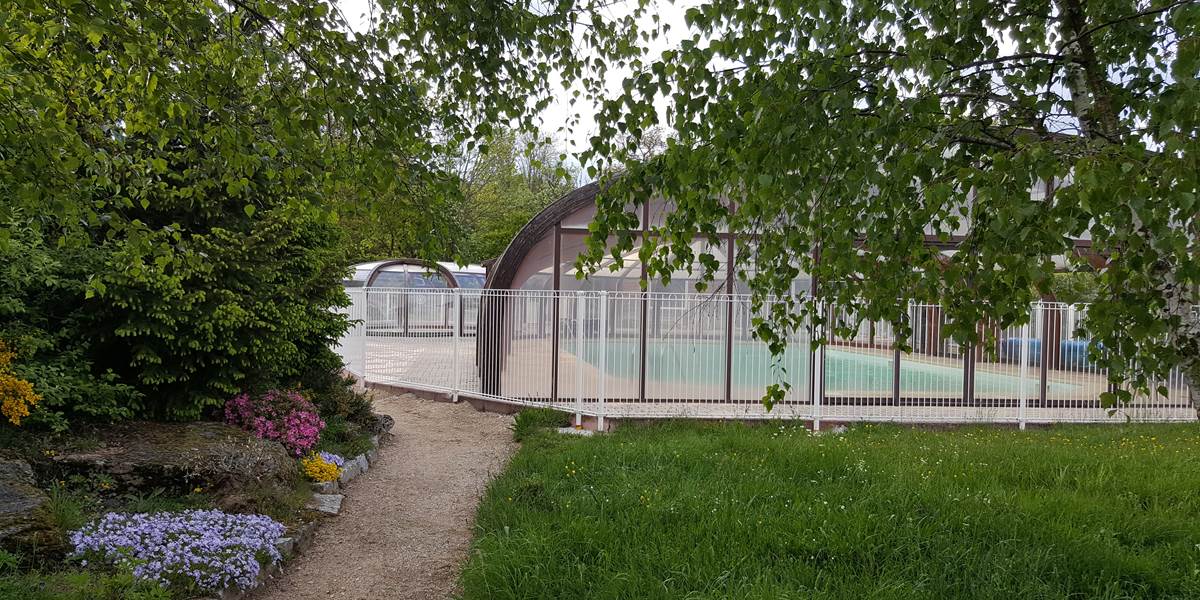 Les Chalets de la Margeride: le vert de la Nature et le bleu de la piscine...et du ciel