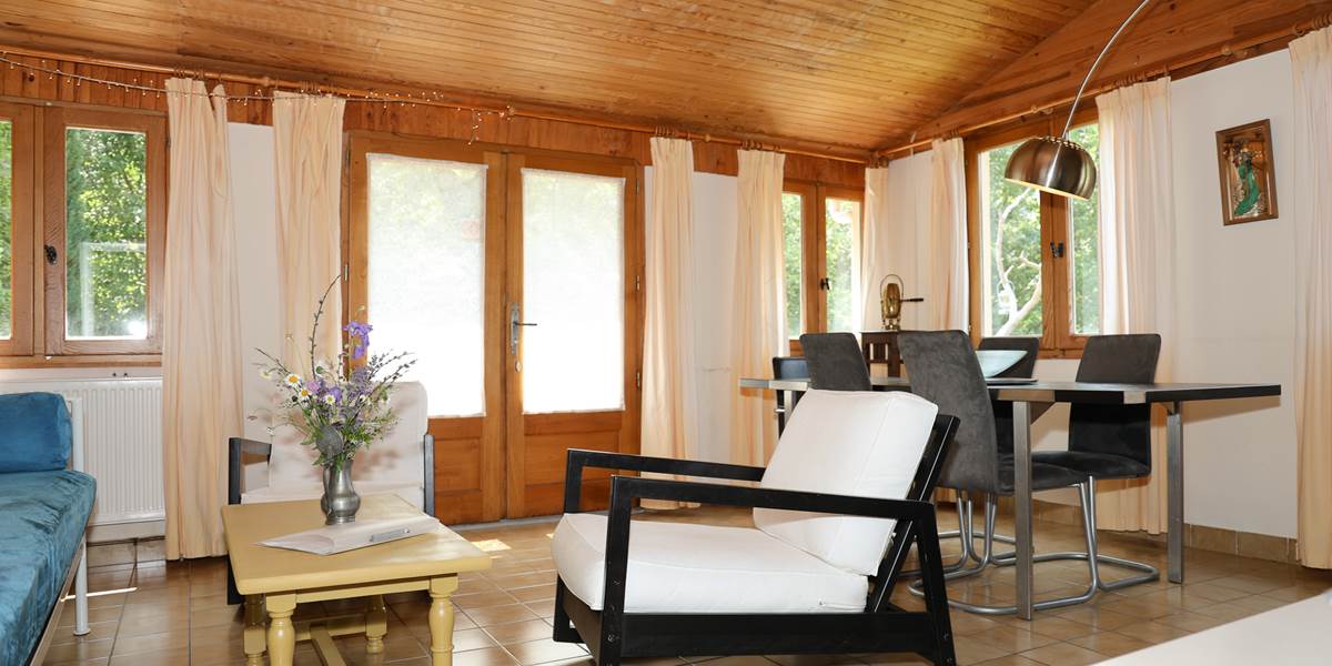 Salon salle à manger donnant sur la terrasse