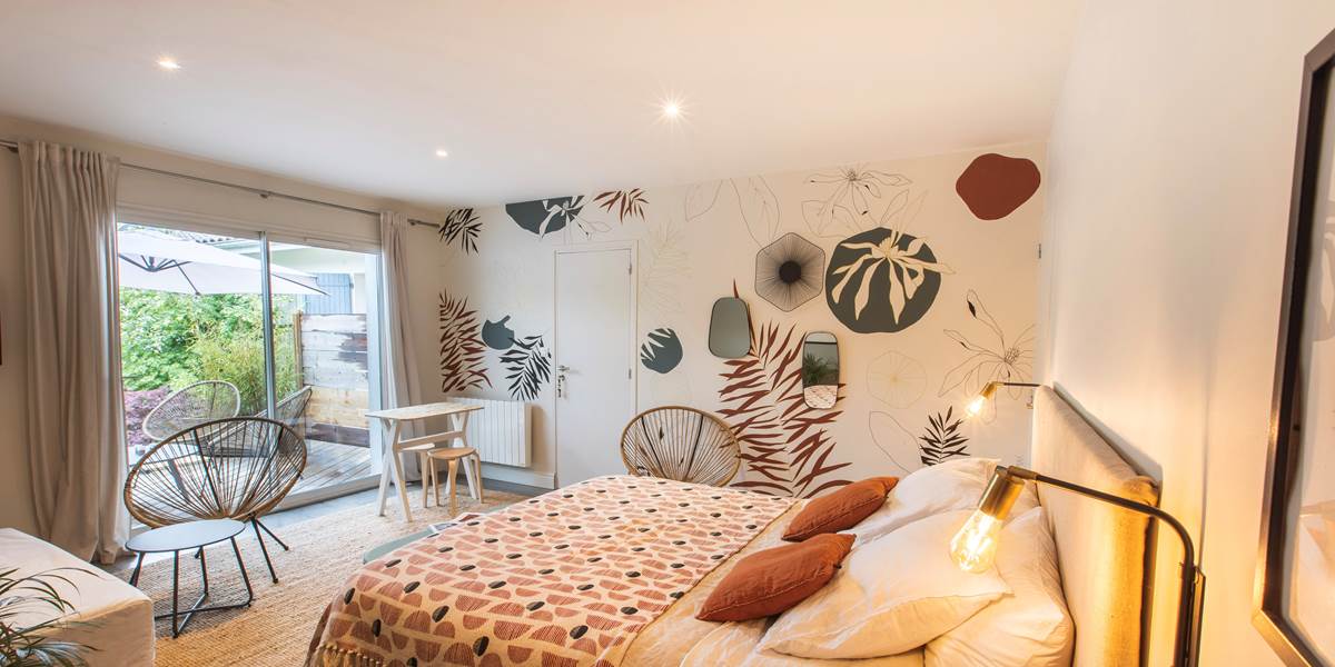 La décoration du mur peinte à la main donne une touche chaleureuse et unique à la chambre Ressource