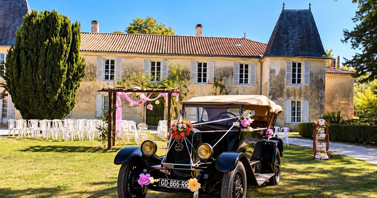 Mariage-romantique-au-chteau-en-voiture-ancienne-2