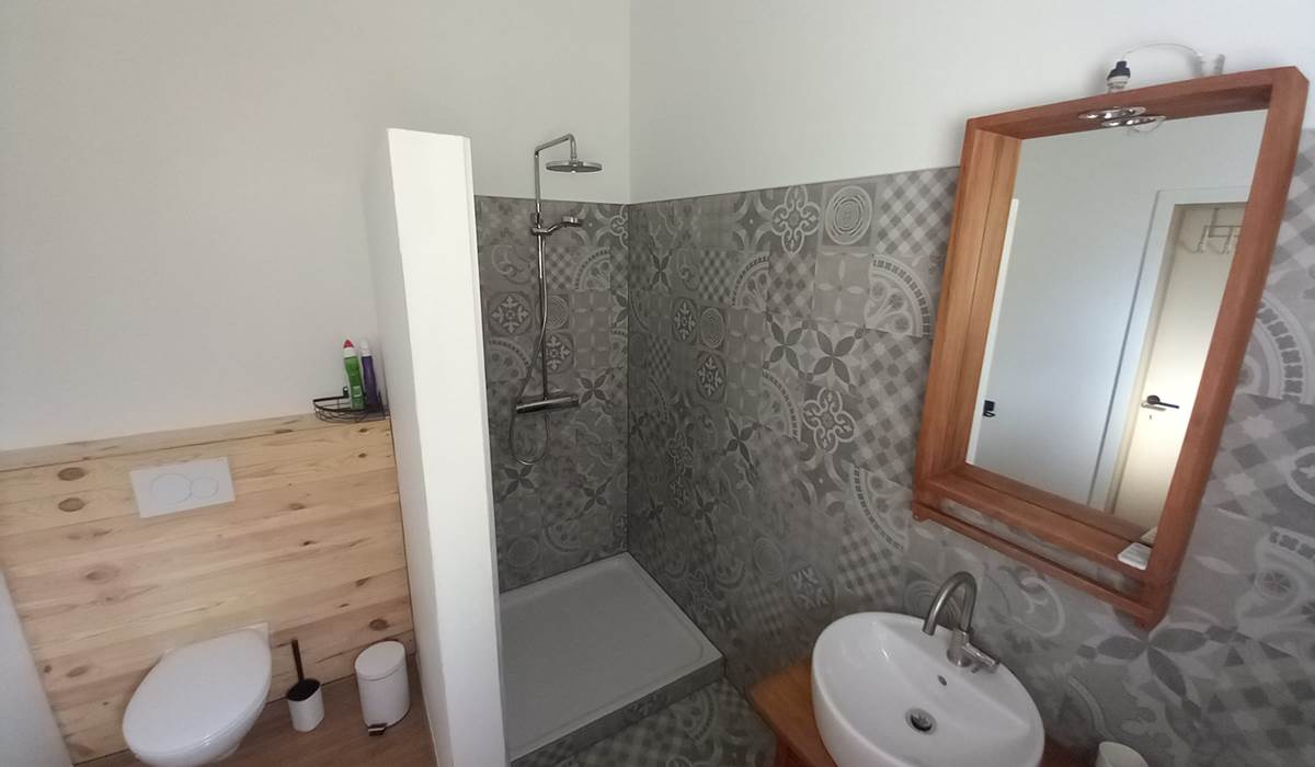 Salle de bain avec douche italienne