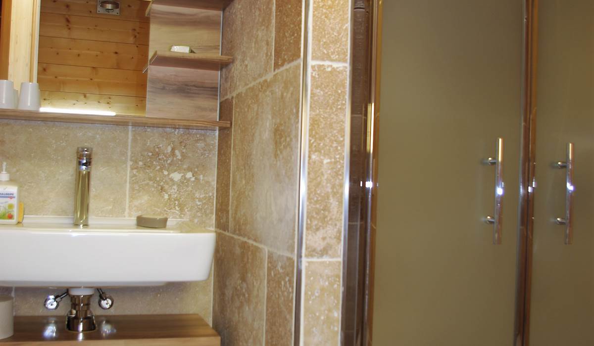 Douche italienne avec pare douche, à droite du lavabo