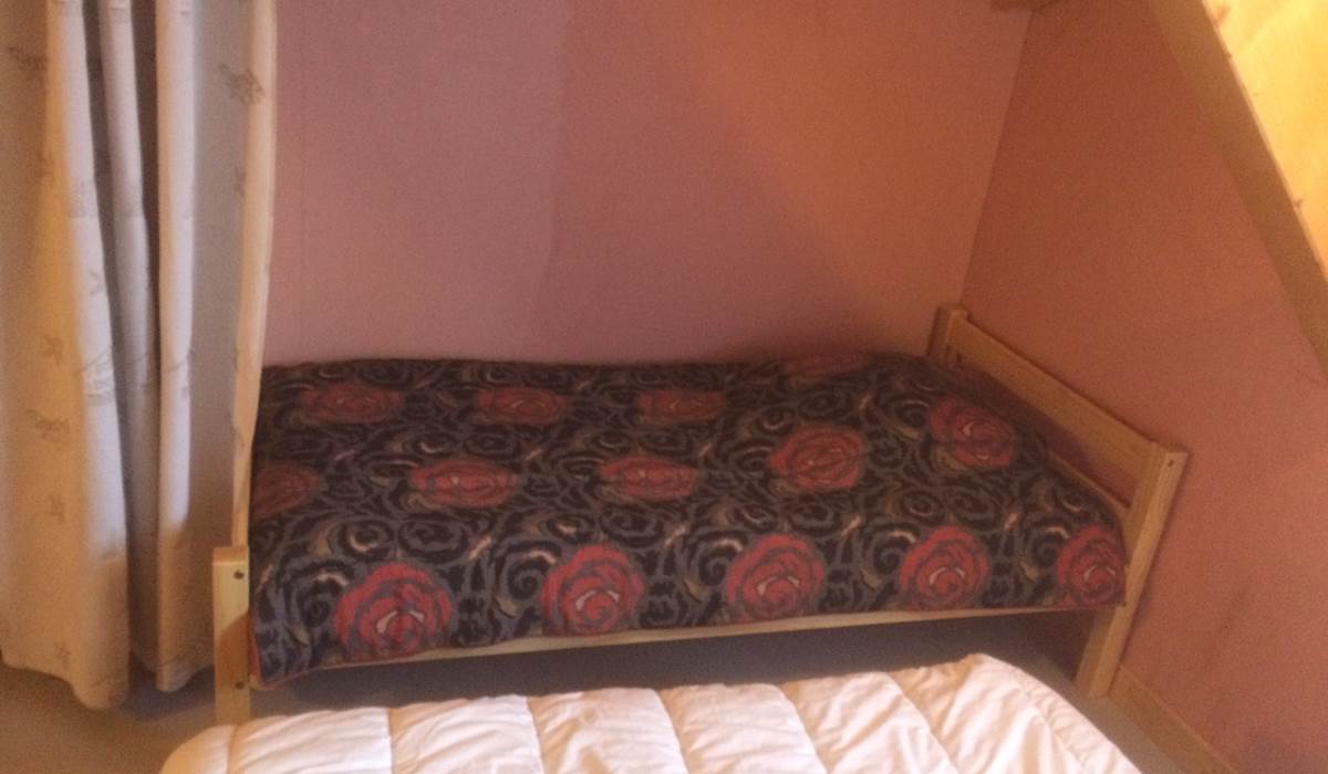Vue sur le lit simple