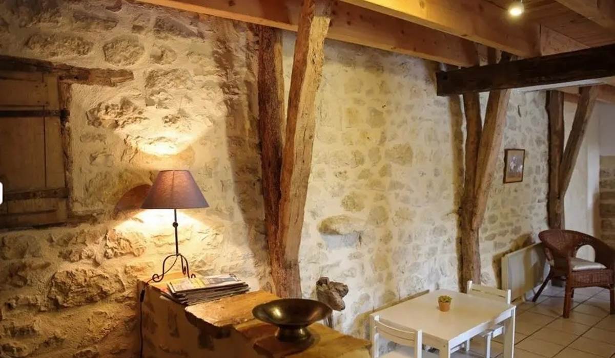 Au gîte Rocamadour, salon  qui allie charme des vieilles pierres, du bois et de l'authenticité.