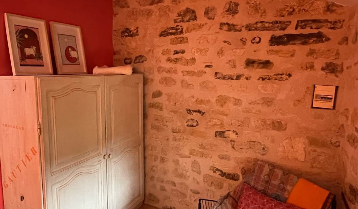 CHAMBRE ROSE 2E`ME E´TAGE armoire-fauteuil MI