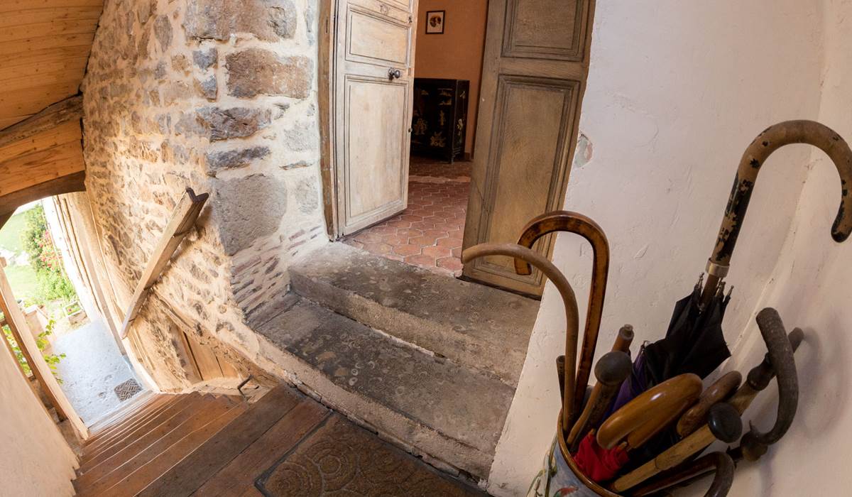 Un escalier permet l'accès à l'étage des chambres d'hôtes