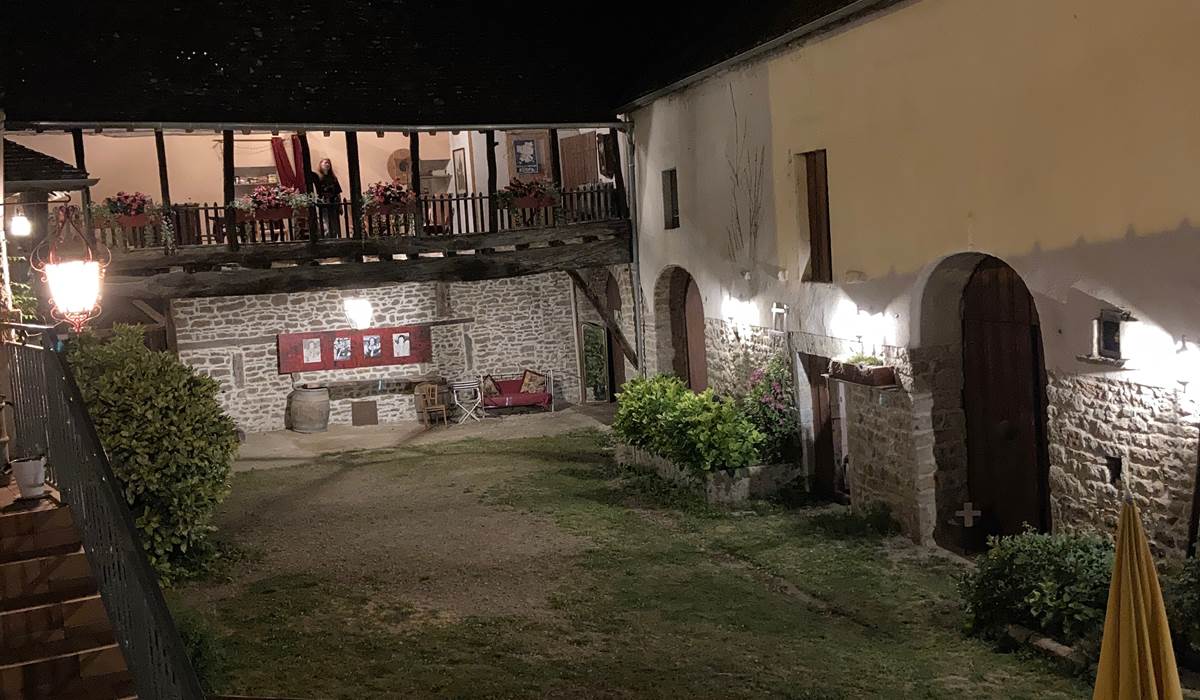 Cour intérieure by night
