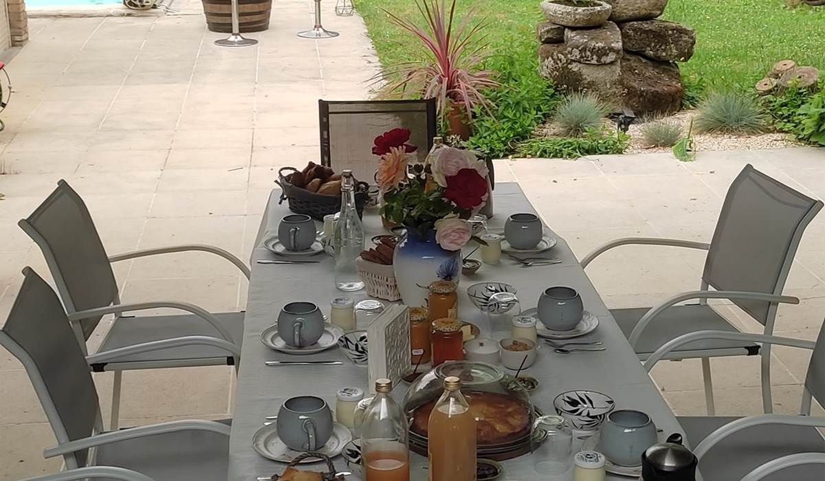 Petit déjeuner sous la glycine