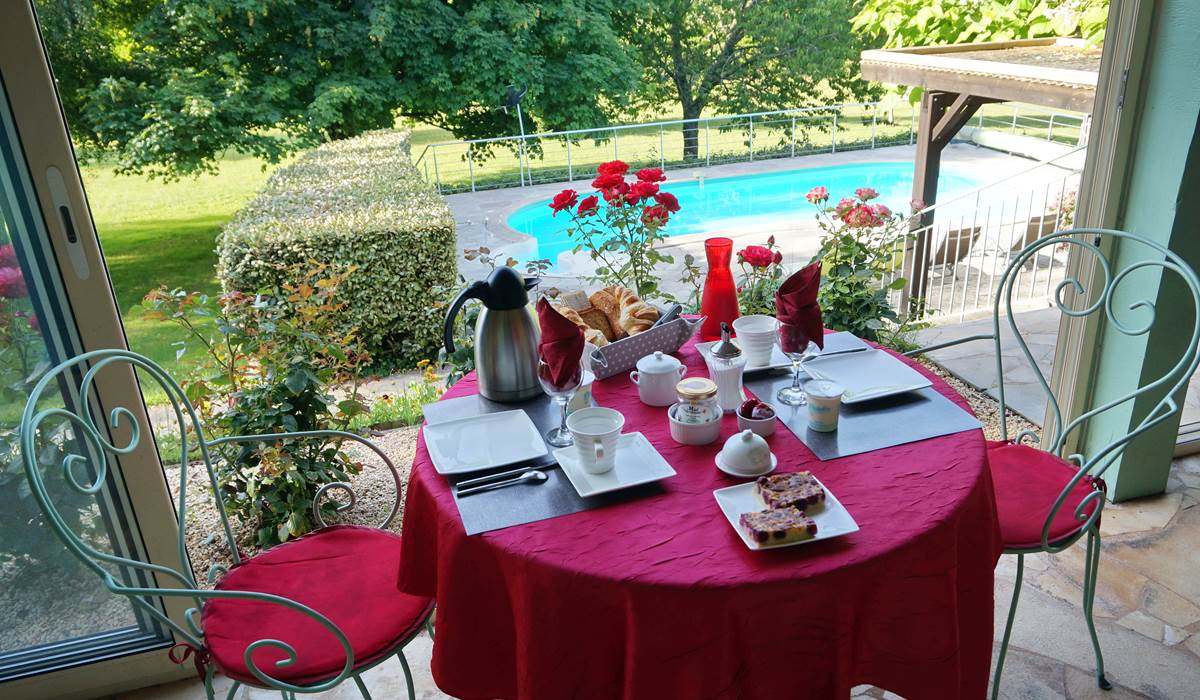 table breakfast piscine veranda dordogne Feuillantines