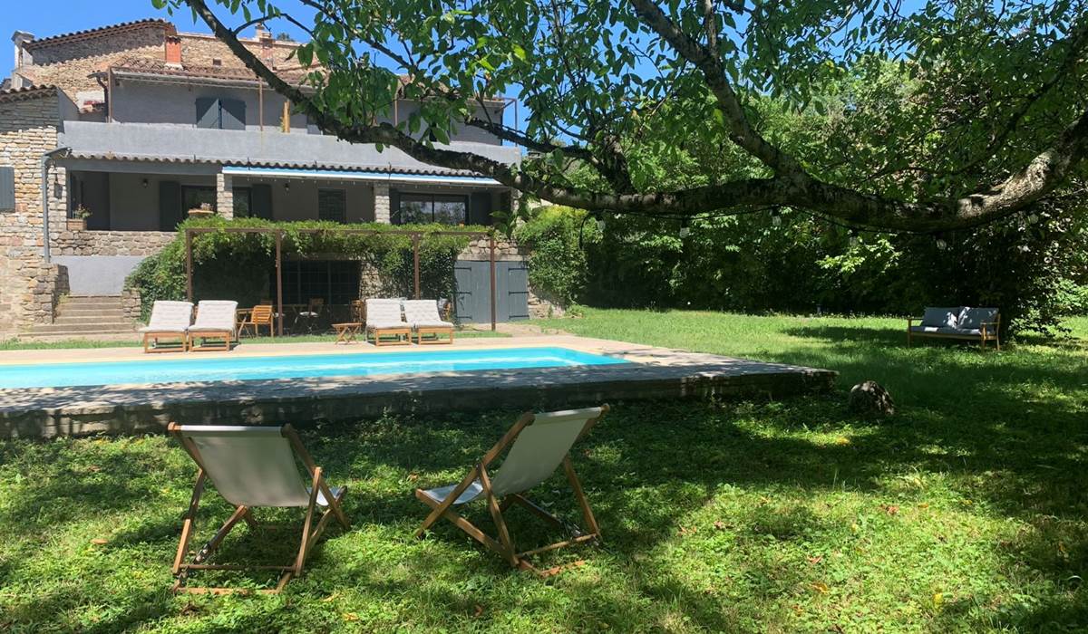 L'AUBERGE DU RANC : sous le noyer