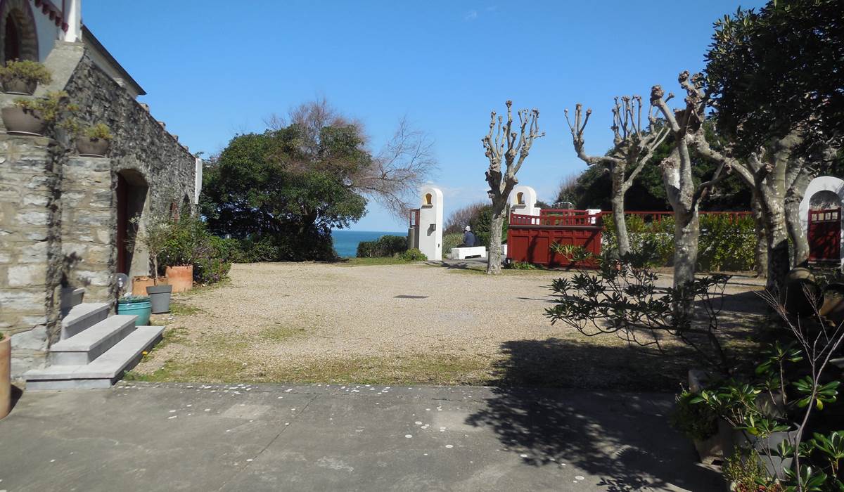 la cour de la villa