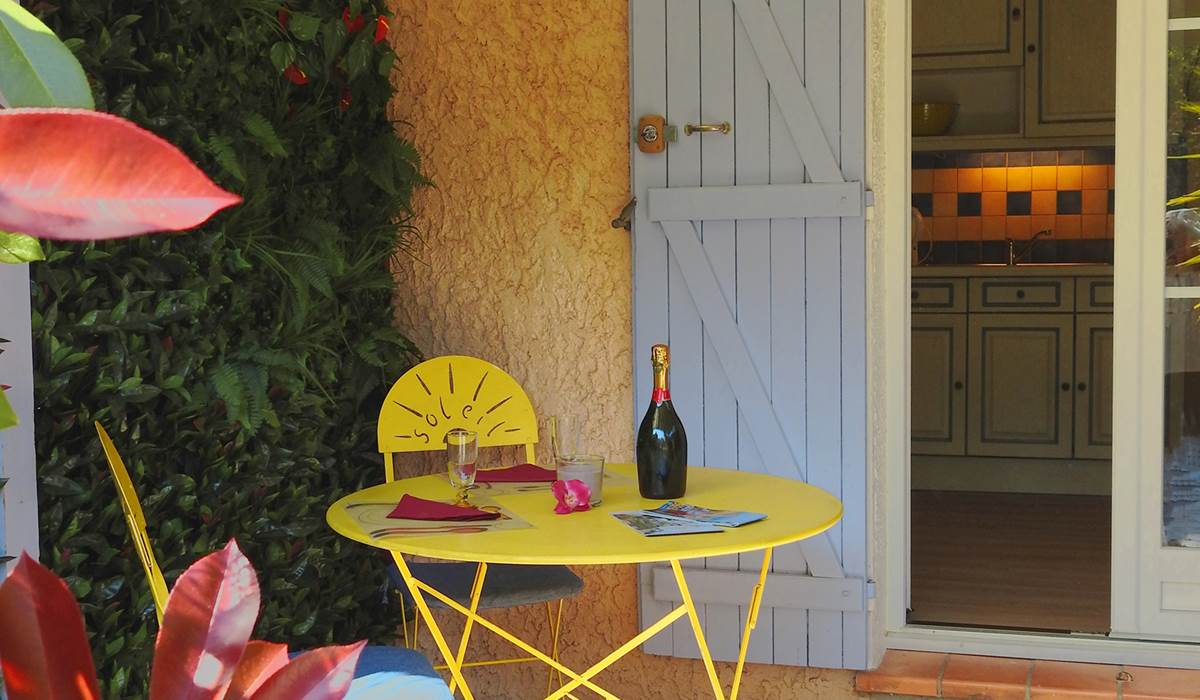 terrasse ombragée avec vue jardin