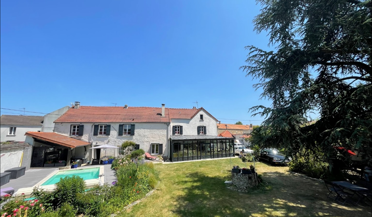 MAISON ET PISCINE VUE DU JARDIN