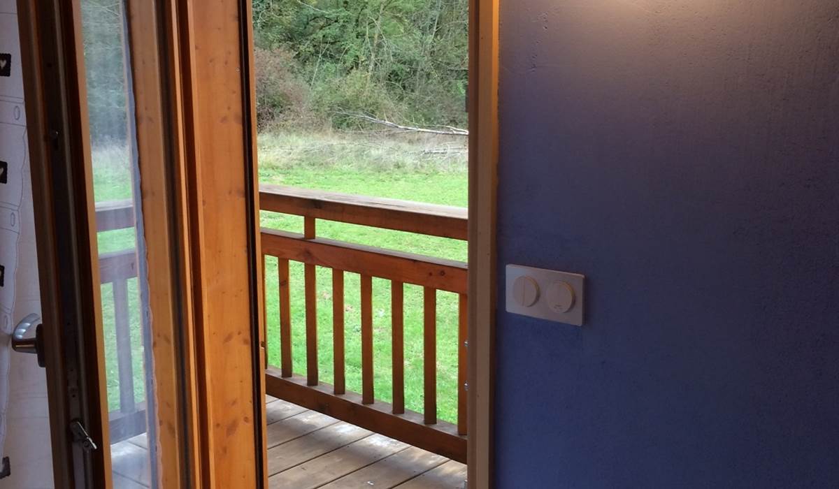 Vue du balcon, lorsque la porte fenêtre est ouverte