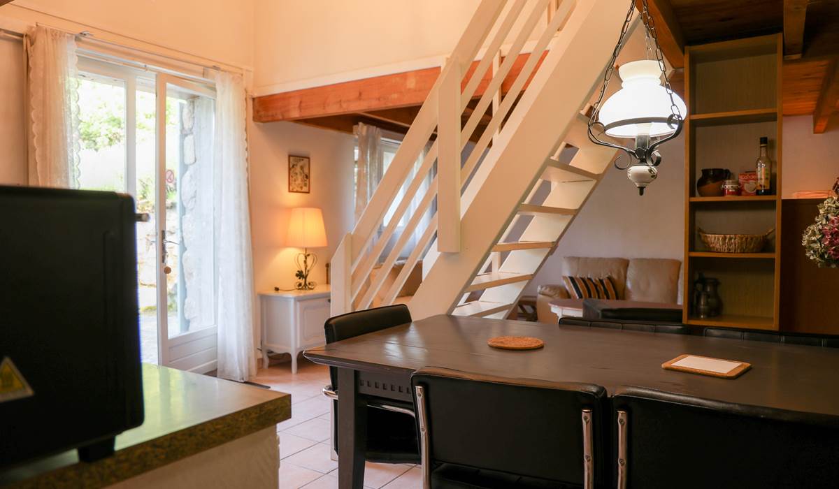 Porte d'entrée, cuisine, salon