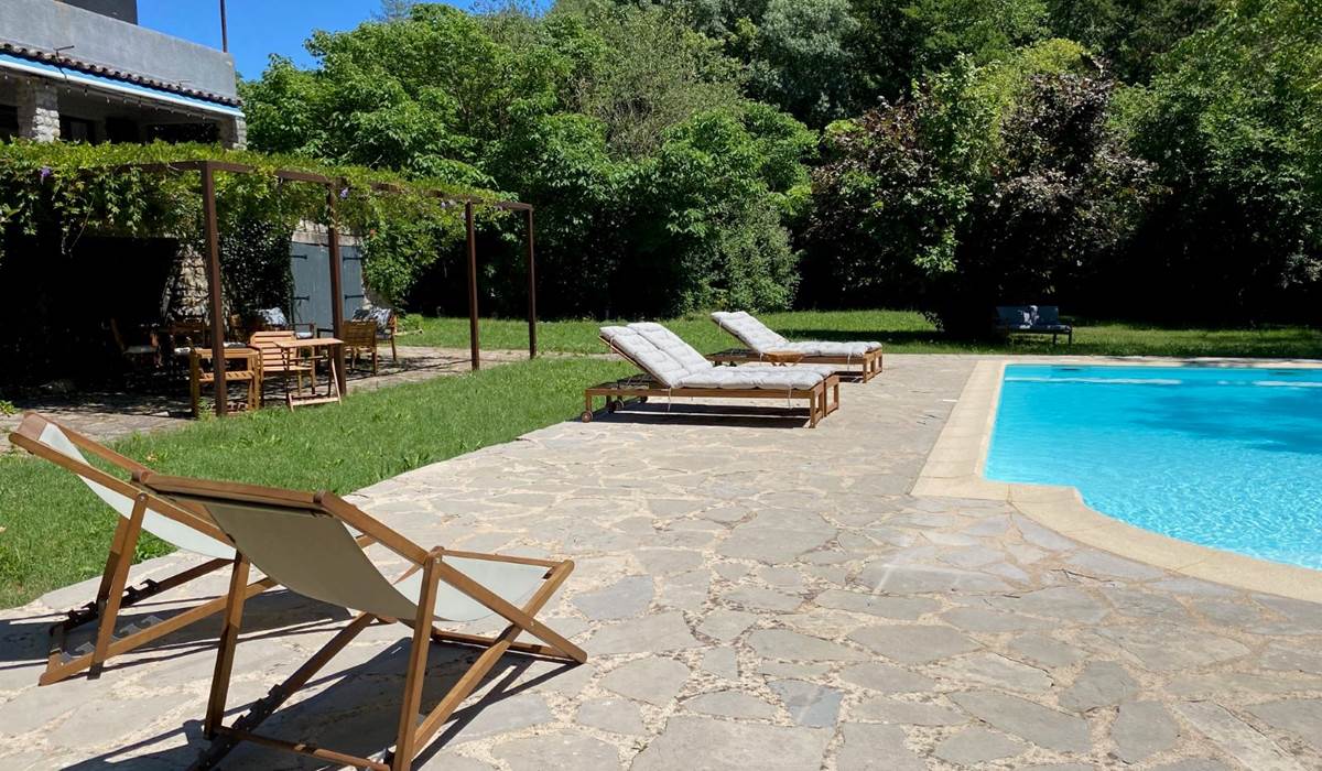 L'AUBERGE DU RANC : au bord de la piscine