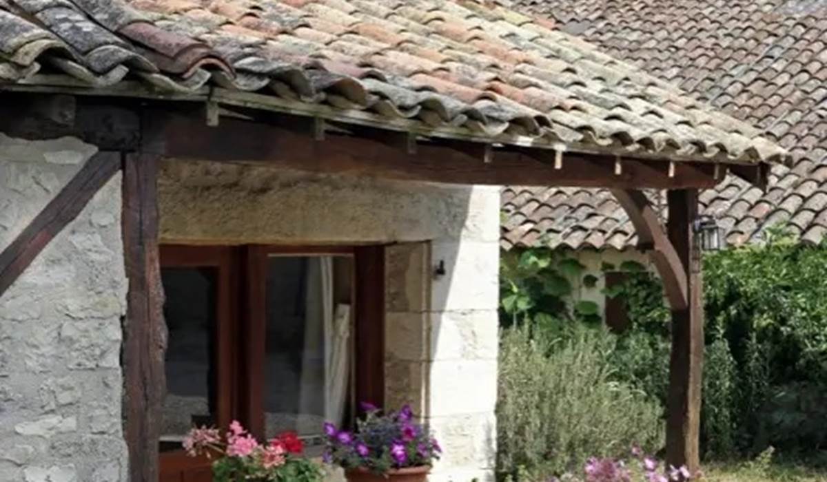 Le gîte Saint-Cirq-, marie à la perfection vieilles pierres, bois et authenticité.