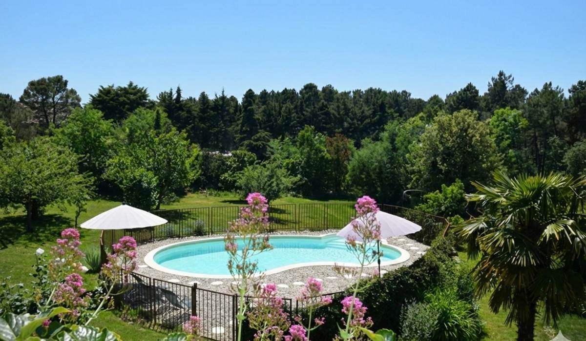 ombrebleuedufiguier-gîte-cerisiers-piscine seule