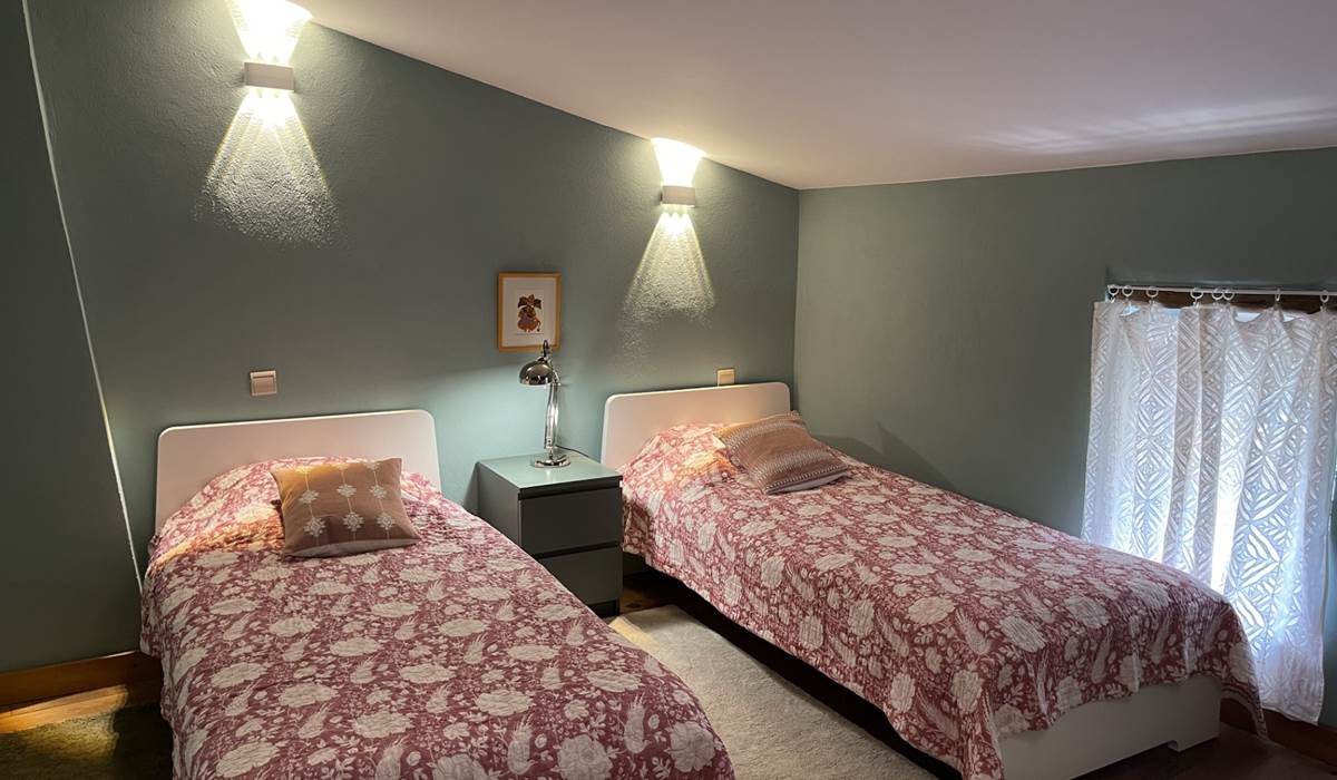 CHAMBRE DORTOIR AQUA-ROSE lits rose-fene^tre MF
