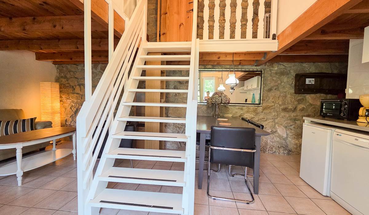 Salon cuisine et escalier menant aux chambres