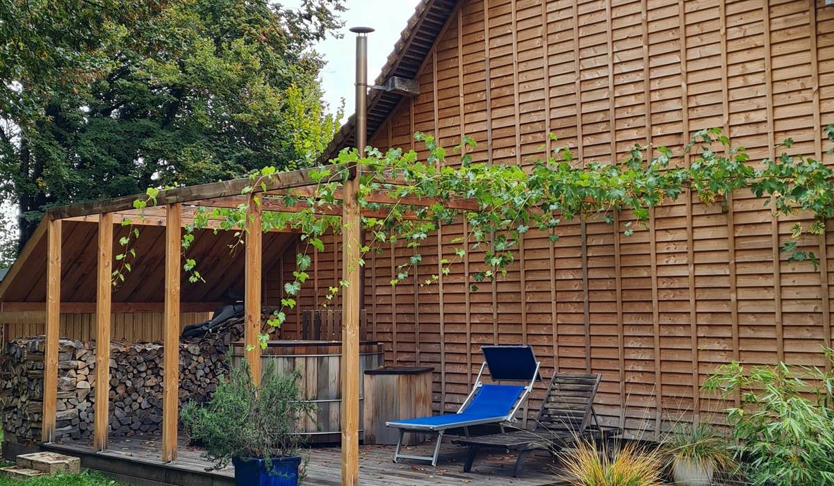La terrasse du bain nordique et sa pergola végétalisme