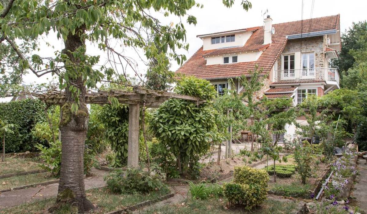 jardin extérieur depuis l'entrée piéton