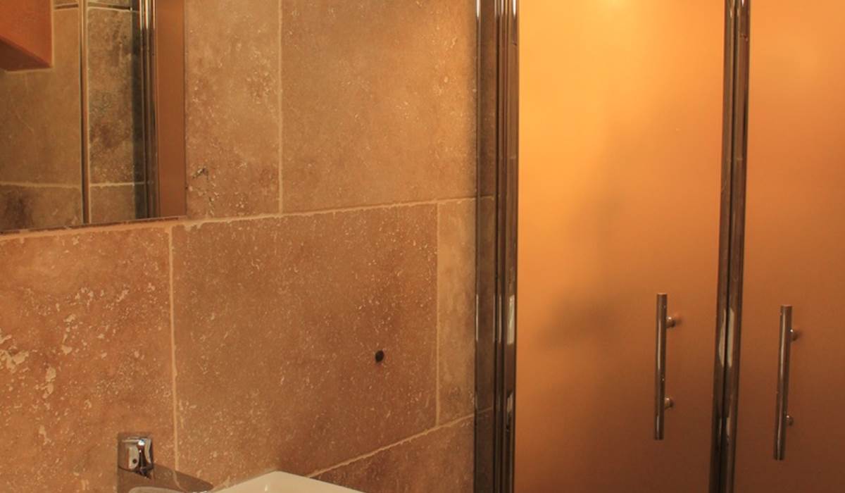 Vue entre lavabo et douche