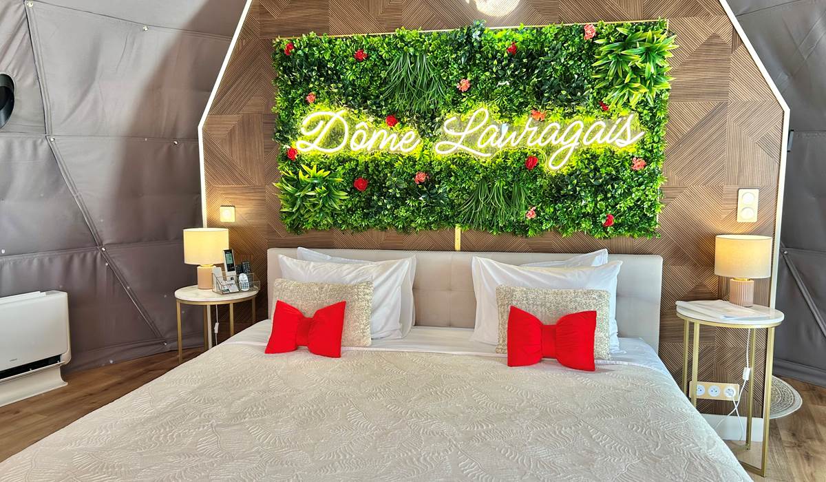 Lit géant avec décoration moderne