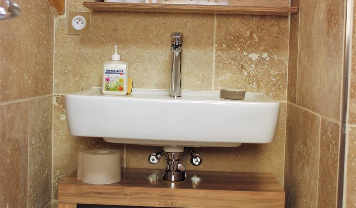 Eclairage au dessus du Lavabo avec miroir, étagères à droite et sous le miroir et meuble de rangement d'affaire de toilette, sous le lavabo