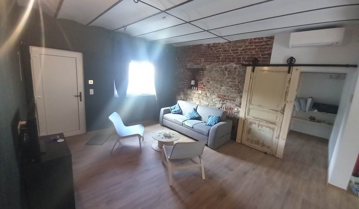 Pièce centrale avec un divan lit de 1m60