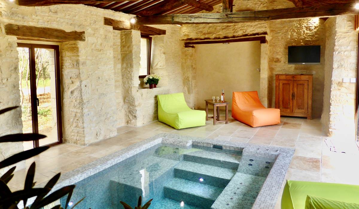 piscine intérieure balnéo-spa de nage chauffée toute l'année à 35° près de Sarlat