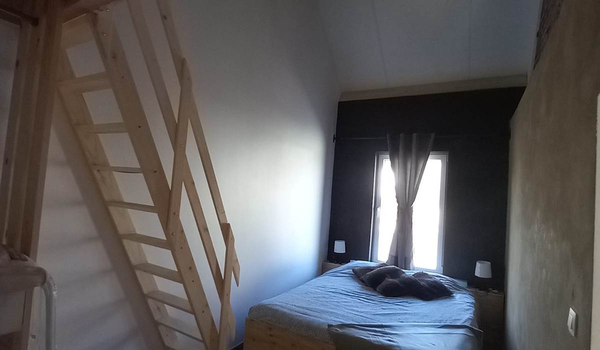 Chaque gite possède une chambre avec un lit double OU deux lits simples et le lit cabane.