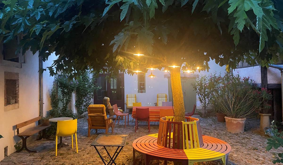 Gite-Etrigny-lacourquinousrelie-cour-lumière du soir_eveninglight courtyard