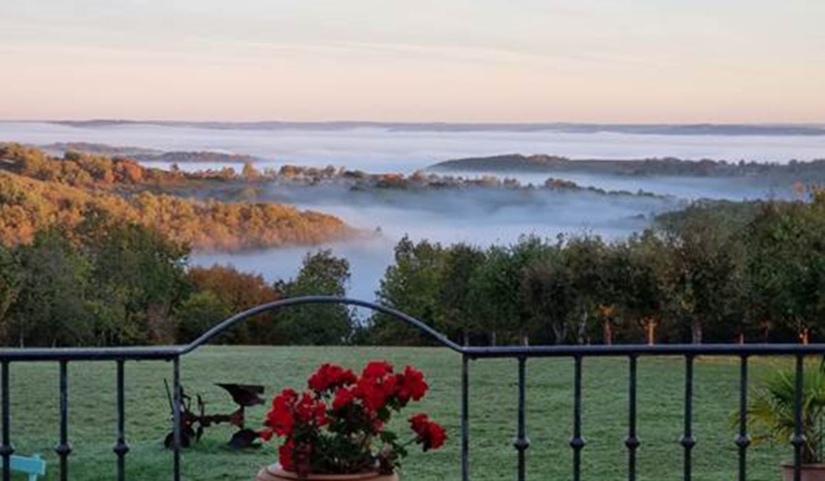 VUE DE LA TERRASSE OU SE PRENNENT LES PETITS DEJEUNERS
