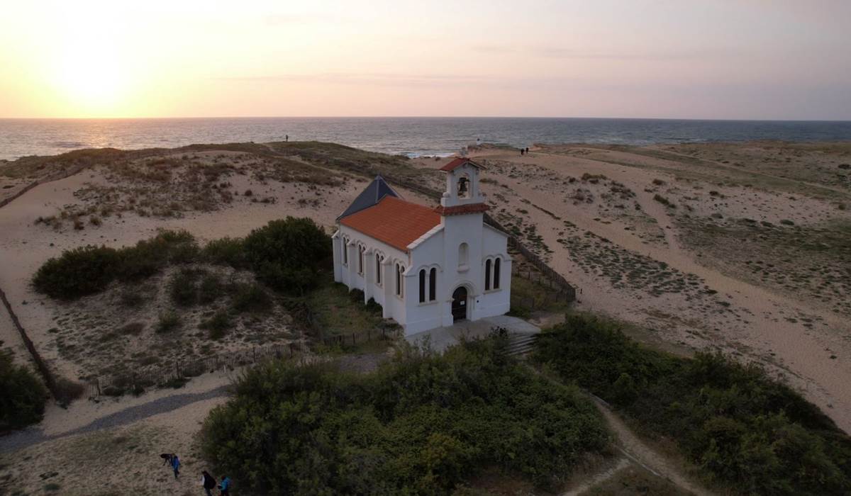 Admirer le coucher du soleil depuis la chapelle sur la dune