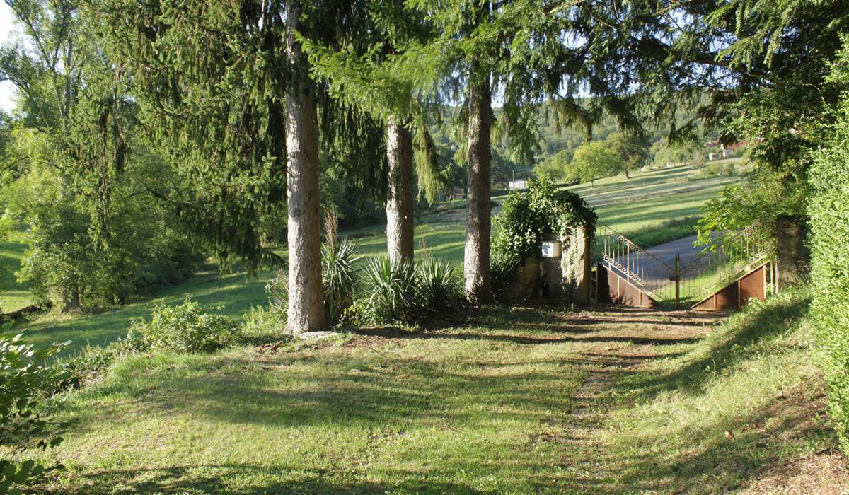 Entrée privative du gîte "Côté Donjon" Domaine le Broual, gîtes de charme dans le Lot