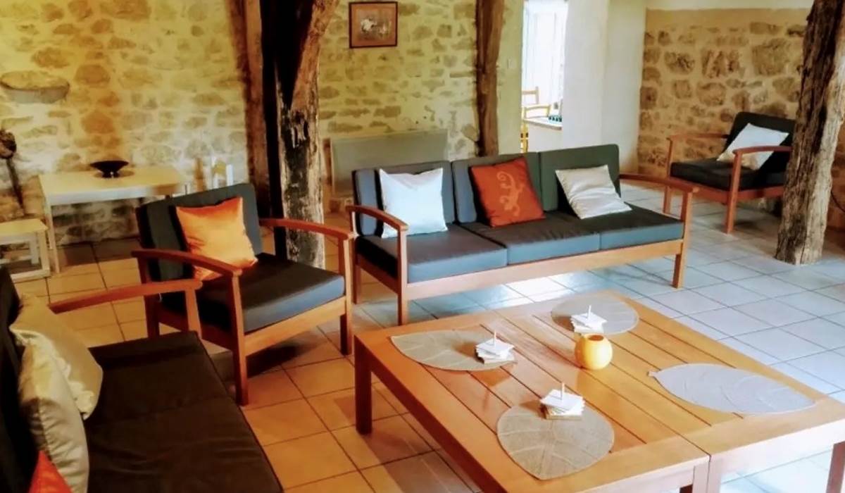 Au gîte Rocamadour, salon, qui allie charme des vieilles pierres, du bois et de l'authenticité.