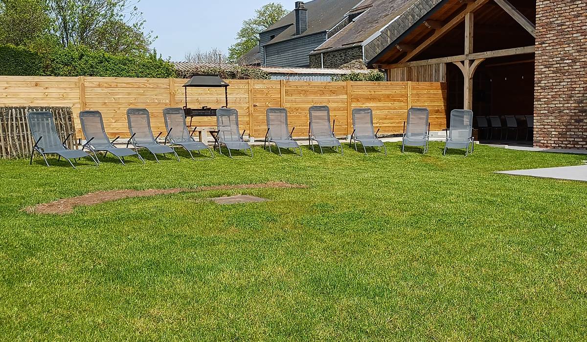 Jardin privatif, à l'abri des regards, avec 10 fauteuils de soleil et barbecue