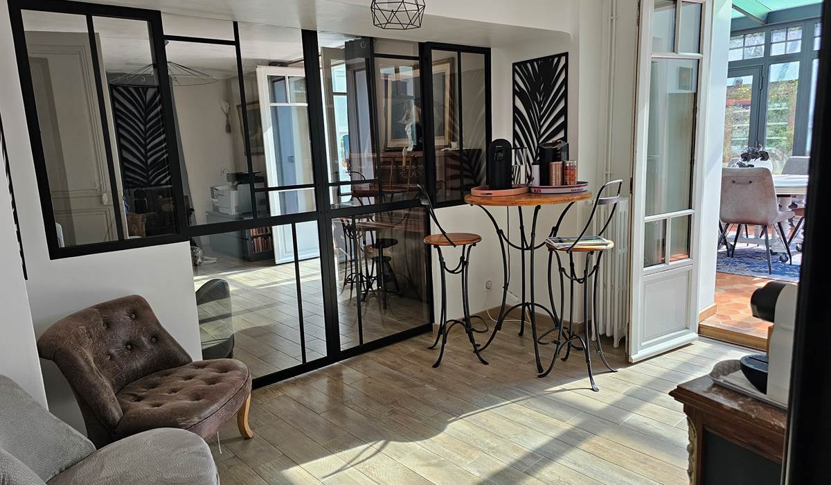 SALON DE CAFE