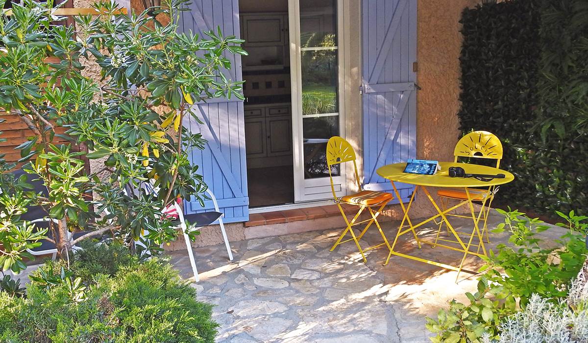 salon de jardin et fauteuils