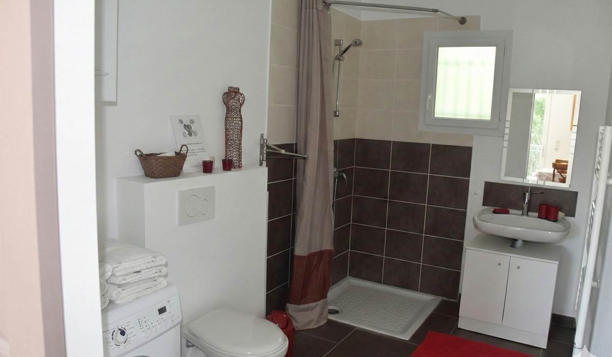 ombrebleuedufiguier-gîte-cerisiers- salle de bains 2